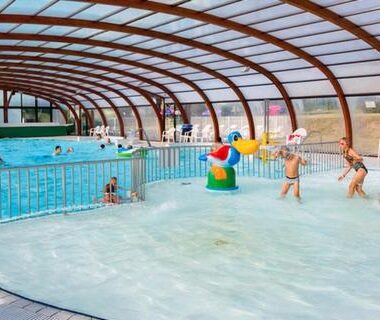 Piscine couverte avec pataugeoire et jeux aquatiques au MOBIL HOME CLIMATISE TOUT CONFORT 6 à 8 PERSONNES