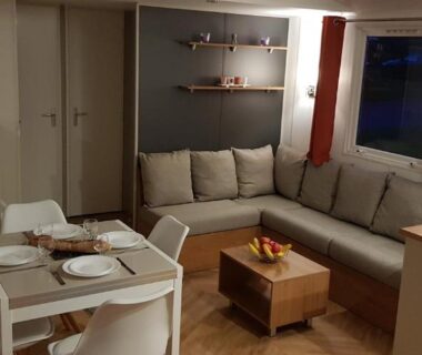 Salon avec coin repas et canapé dans le MOBIL HOME CLIMATISE TOUT CONFORT 6 à 8 PERSONNES à louer