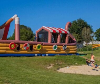 Aire de jeux gonflable en forme de bateau au mobil home climatisé tout confort 6 à 8 personnes à louer