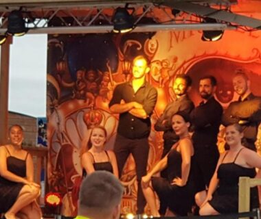 Spectacle en plein air avec artistes au MOBIL HOME CLIMATISE TOUT CONFORT 6 à 8 PERSONNES