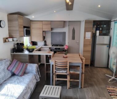 Intérieur cuisine et séjour du mobil home Glamping Confort d'un hôtel