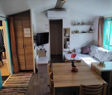 Salon et coin repas dans le mobil home Glamping Confort d'un hôtel