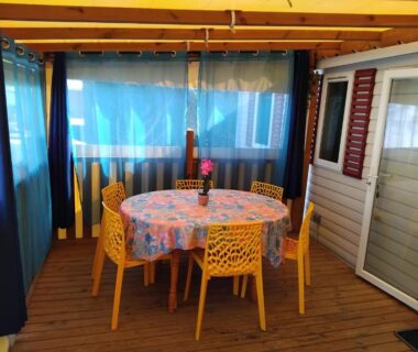 Terrasse couverte avec table et chaises du Mobil Home Glamping Confort