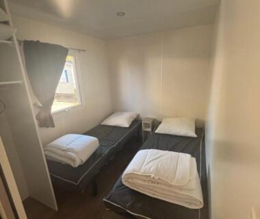 Chambre avec trois lits simples dans le mobil-home MOBIL HOME Jasmin 38