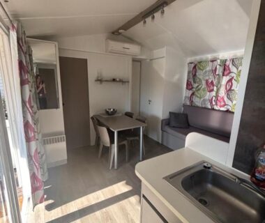 Intérieur avec kitchenette et coin repas du MOBIL HOME Jasmin 38