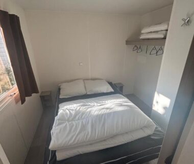 Chambre intérieure avec lit double dans le MOBIL HOME Jasmin 38