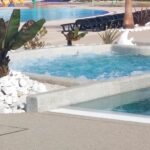 Piscine et bain à remous au MOBIL HOME LE LOZERIEN