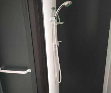 Douche intérieure avec pommeau dans le mobil home LE LOZERIEN