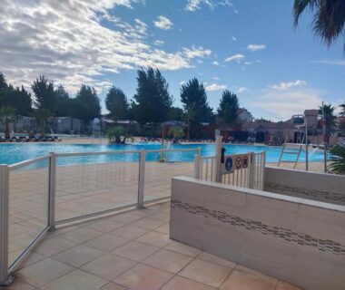 Terrasse et piscine avec chaises longues au Mobil Home Le Lozérien