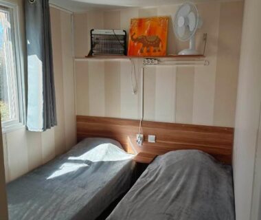 Chambre avec deux lits simples dans le MOBIL HOME LMNP GUIGON