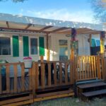 Terrasse en bois devant le mobil home LMNP GUIGON