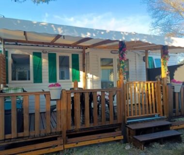 Terrasse en bois devant le mobil home LMNP GUIGON
