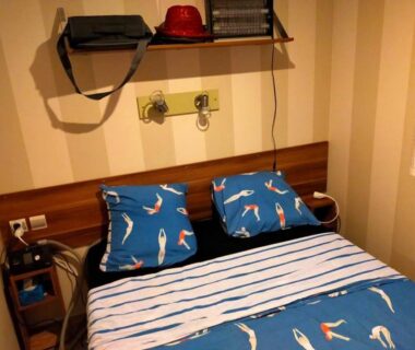 Chambre avec lit double et linge marin dans le MOBIL HOME LMNP GUIGON