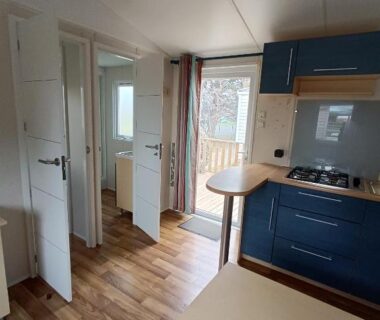 Intérieur avec kitchenette et coin repas dans le mobil home Lucky au camping Port la Nouvelle