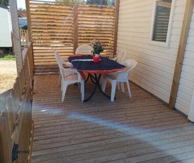 Terrasse en bois avec table et chaises du mobil home Lucky climatisé camping Port La Nouvelle