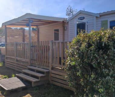 Terrasse en bois avec pergola devant le mobil home Lucky climatisé au camping Port La Nouvelle