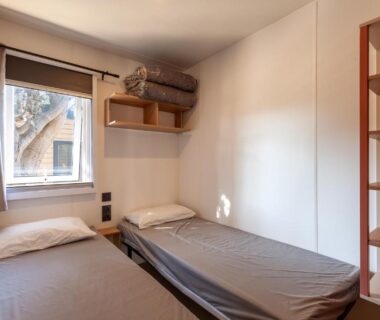 Chambre avec deux lits simples dans le mobil home Neuf FRONT DE MER Carry le Rouet