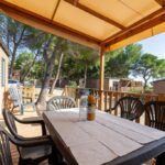 Terrasse et chaises au MOBIL HOME Neuf FRONT DE MER TOUT CONFORT 5 LITS 6 personnes CARRY LE ROUET