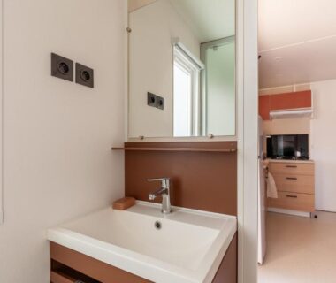 Lavabo et miroir dans le MOBIL HOME Neuf FRONT DE MER TOUT CONFORT 5 LITS 6 personnes CARRY LE ROUET
