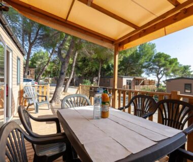 Terrasse et chaises au MOBIL HOME Neuf FRONT DE MER TOUT CONFORT 5 LITS 6 personnes CARRY LE ROUET