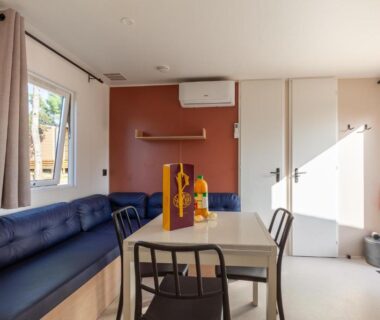 Séjour avec banquette du MOBIL HOME Neuf FRONT DE MER TOUT CONFORT 5 LITS 6 personnes CARRY LE ROUET