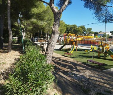 Aire de jeux ombragée au mobil home Neuf Front de Mer Carry le Rouet