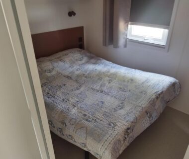 Chambre double compacte dans le MOBIL HOME Neuf FRONT DE MER TOUT CONFORT 5 LITS 6 personnes CARRY LE ROUET