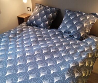 Chambre avec lit double et coussins dans le mobil-home tout confort du Domaine de Kerlann