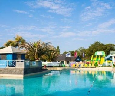 Piscine extérieure avec toboggan et transats du mobil-home Tout Confort Domaine de Kerlann