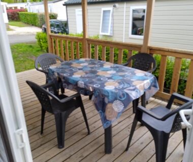 Terrasse extérieure avec table et chaises du mobil-home Tout Confort au Domaine de Kerlann