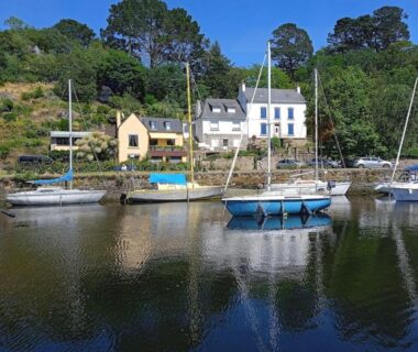 Port avec bateaux et maisons au Domaine de Kerlann