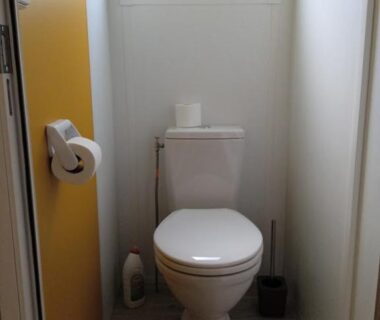 WC séparé avec fenêtre dans le mobil-home tout confort du Domaine de Kerlann