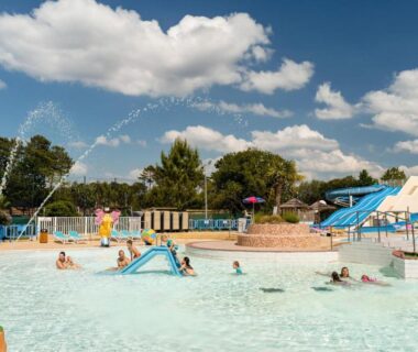 Piscine avec toboggans et pataugeoire au MOBIL HOME TOUT CONFORT Camping LA RESERVE