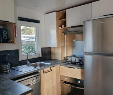 Cuisine équipée avec réfrigérateur et four dans le mobil home Tout Confort du Camping LA RESERVE