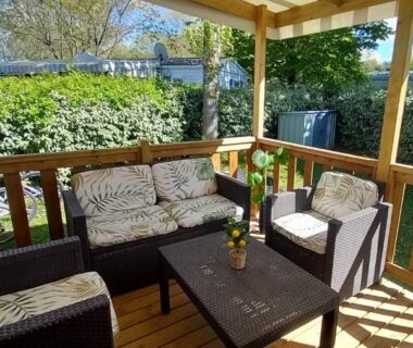 Terrasse couverte avec salon extérieur et jardin du mobil home Tout Confort Camping LA RESERVE