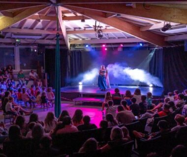 Salle de spectacle couverte avec scène et public au mobil home Tout Confort du Camping LA RESERVE