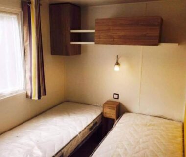 Intérieur chambre avec deux lits simples et chevet dans le MOBIL HOME confort et charmant