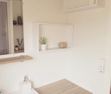 Dans la salle de bain lavabo étagères et plan de toilette du MOBIL HOME confort et charmant