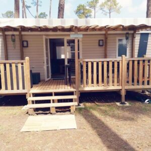 Terrasse en bois et escaliers devant le mobil home du MOBIL HOME confort et charmant