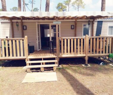 Terrasse en bois et escaliers devant le mobil home du MOBIL HOME confort et charmant