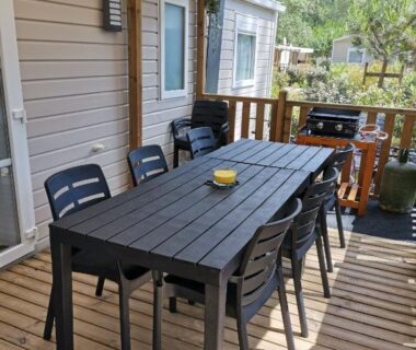 Terrasse couverte avec table et chaises du MOBIL HOME confort et charmant