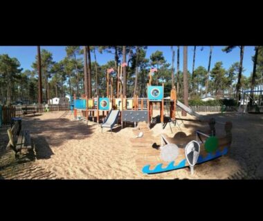 Aire de jeux en sable avec structure et toboggans au MOBIL HOME confort et charmant