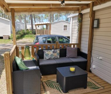 Terrasse couverte avec salon extérieur dans le MOBIL HOME confort et charmant