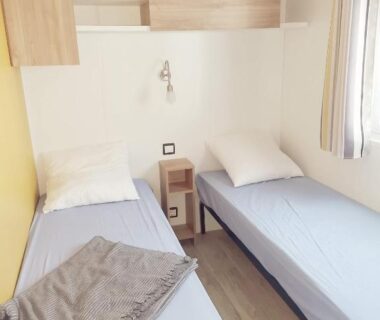 Chambre avec deux lits simples dans le MOBIL HOME confort et charmant