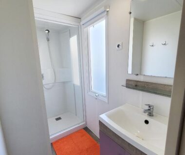 Salle de bain avec douche et lavabo du MOBIL-HOME d’Anne et Edouard