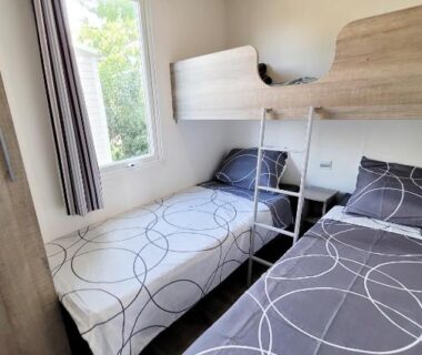 Chambre avec lit superposé et lit simple du Mobil-home d'Anne et Edouard
