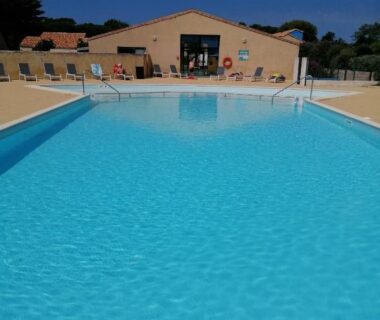 Piscine extérieure avec transats au MOBIL HOME dans Parc résidentiel Loisirs