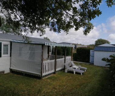 Jardin avec terrasse couverte et transats du MOBIL HOME dans Parc résidentiel Loisirs