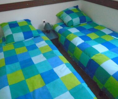 Chambre avec deux lits simples dans le MOBIL HOME du Parc résidentiel Loisirs