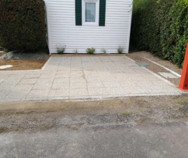 Emplacement dallé devant le mobil home dans Parc résidentiel Loisirs